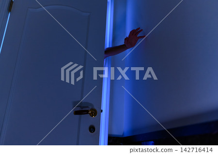 一隻手從門縫探出頭來 一隻手從門縫探出頭來 142716414