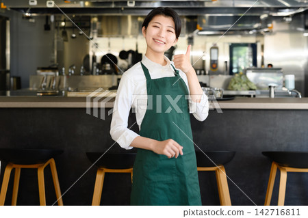 服務生豎起大拇指 服務生豎起大拇指 142716811