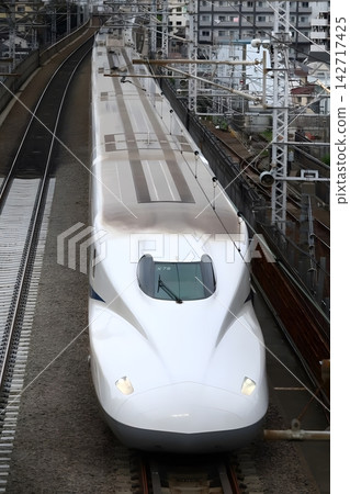 N700系列2000系列(X79編組)「希望號」列車運行於東海道新幹線品川站和新橫濱站之間。 N700系列2000系列(X79編組)「希望號」列車運行於東海道新幹線品川站和新橫濱站之間。 142717425