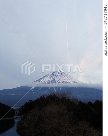 白雪皚皚的富士山,雲霧繚繞山坡,湖光山色盡收眼底。 白雪皚皚的富士山,雲霧繚繞山坡,湖光山色盡收眼底。 142717943