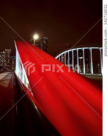 夜幕下的築地大橋,燈火通明的紅色拱門,以及勝須的摩天大樓。 夜幕下的築地大橋,燈火通明的紅色拱門,以及勝須的摩天大樓。 142718032