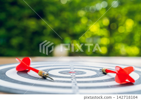 Missed darts are placed on a dartboard, a concept related to a failed business. Missed darts are placed on a dartboard, a concept related to a failed business. 142718104
