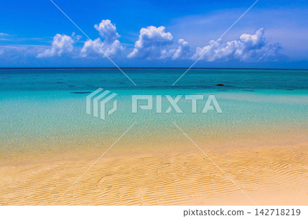 宮古島下地島擁有清澈見底的海水和綿延的沙灘。 宮古島下地島擁有清澈見底的海水和綿延的沙灘。 142718219