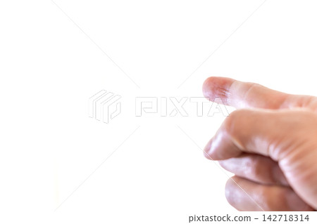 用食指指向前方 用食指指向前方 142718314