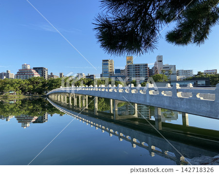 大濠公園、大濠池的「關月橋」及其在水中的倒影(福岡市中央區) 大濠公園、大濠池的「關月橋」及其在水中的倒影(福岡市中央區) 142718326