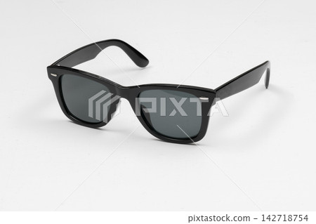 Sunglasses isolated over white background Sunglasses isolated over white background 142718754