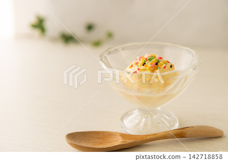 香草冰淇淋,撒上巧克力碎,盛於高腳玻璃杯中。 香草冰淇淋,撒上巧克力碎,盛於高腳玻璃杯中。 142718858
