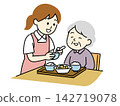 護理人員協助老年婦女用餐 142719078