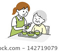 護理人員協助老年婦女用餐 142719079