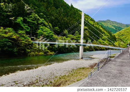Minami-Kuwa Station, surrounded by deep forests Minami-Kuwa Station, surrounded by deep forests 142720537