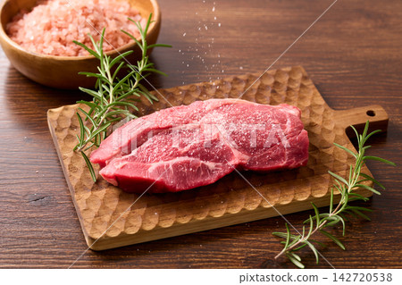 在牛肉上撒上岩鹽。 在牛肉上撒上岩鹽。 142720538