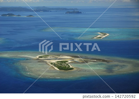 從空中俯瞰沖繩長努島 從空中俯瞰沖繩長努島 142720592