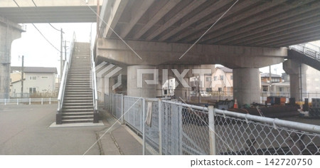 區域城市的架空橋樑和人行天橋 區域城市的架空橋樑和人行天橋 142720750