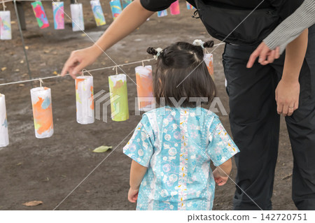 [Nursery school's summer evening festival: Viewing lanterns with parents] 142720751