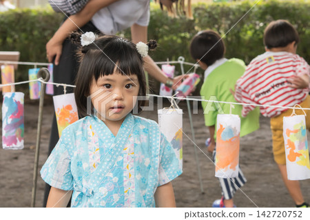 [Evening summer festival at the nursery school: Viewing the lanterns] 142720752