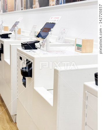 商店裡一字排開著自助結帳機和支付終端機(自助結帳櫃檯)。 商店裡一字排開著自助結帳機和支付終端機(自助結帳櫃檯)。 142720857