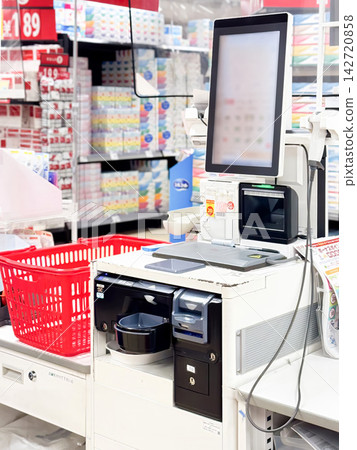 商店裡一字排開著自助結帳機和支付終端機(自助結帳櫃檯)。 商店裡一字排開著自助結帳機和支付終端機(自助結帳櫃檯)。 142720858
