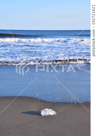 北海道大津海岸的珠寶冰 北海道大津海岸的珠寶冰 142721621