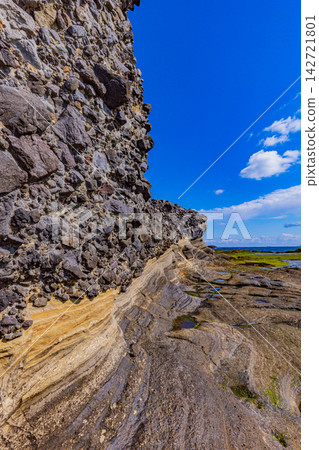 [Shizuoka Prefecture] Ebisu Island in the Izu Peninsula Geopark: Beautiful geological formations of submarine debris flows. 142721801