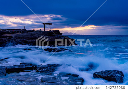 [Shizuoka Prefecture] Izu's oldest Shirahama Shrine, the red torii gate of Daimeijin Rock, dawn 142722088