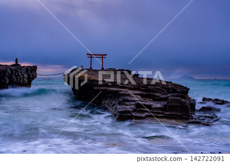 [靜岡縣]伊豆最古老的白濱神社，大名神岩的紅色鳥居門，黎明 142722091