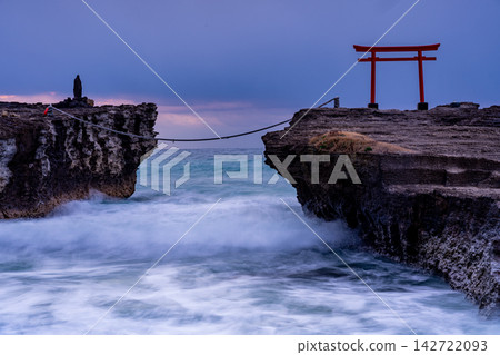 [Shizuoka Prefecture] Izu's oldest Shirahama Shrine, the red torii gate of Daimeijin Rock, dawn 142722093