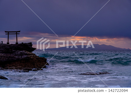 [Shizuoka Prefecture] Izu's oldest Shirahama Shrine, the red torii gate of Daimeijin Rock, dawn 142722094