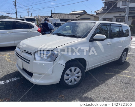 白色事故車,右前側受損。 白色事故車,右前側受損。 142722100