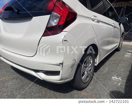 白色事故車,右後側受損。 白色事故車,右後側受損。 142722101