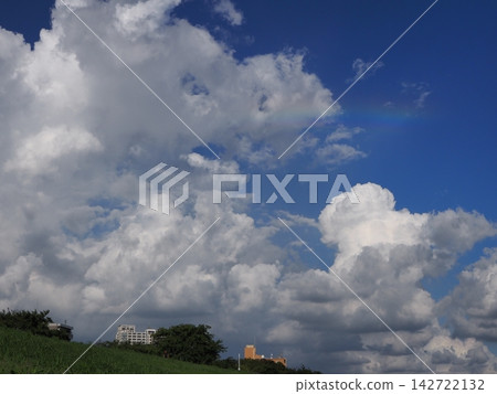 夏日藍天下,積雨雲上空橫跨一道彩虹。 夏日藍天下,積雨雲上空橫跨一道彩虹。 142722132