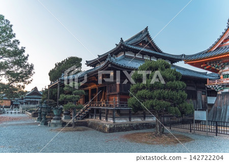 日本兵庫縣加西市酒見寺境內的木造本堂 日本兵庫縣加西市酒見寺境內的木造本堂 142722204