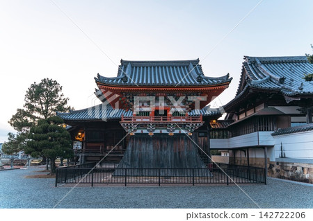 日本兵庫縣加西市酒見寺彩繪鐘樓的正面對稱景觀 日本兵庫縣加西市酒見寺彩繪鐘樓的正面對稱景觀 142722206