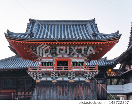 日本兵庫縣加西市酒見寺鐘樓彩繪托架斗拱與特寫 日本兵庫縣加西市酒見寺鐘樓彩繪托架斗拱與特寫 142722207