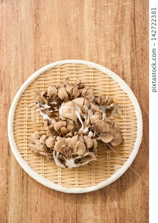 生舞茸菇盛於竹籃中。 生舞茸菇盛於竹籃中。 142722381