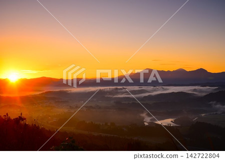 Echigo Miyama, Shinano River dawn of the sea of clouds Echigo Miyama, Shinano River dawn of the sea of clouds 142722804
