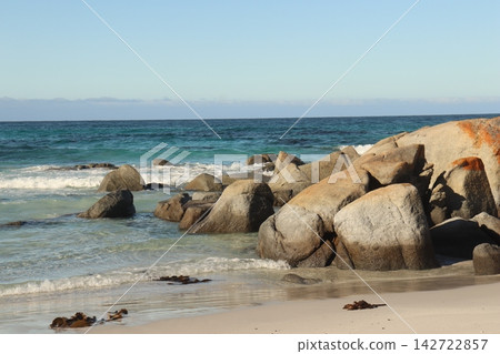 岩石海岸和洶湧的海浪 岩石海岸和洶湧的海浪 142722857