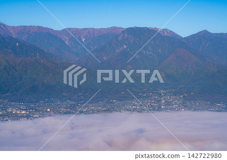 [Sea of Clouds Material] Autumn view of the snow-capped Northern Alps and sea of clouds from Mt. Nagamine [Nagano Prefecture] 142722980