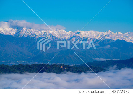 [Sea of Clouds Material] Autumn view of the snow-capped Northern Alps and sea of clouds from Mt. Nagamine [Nagano Prefecture] 142722982