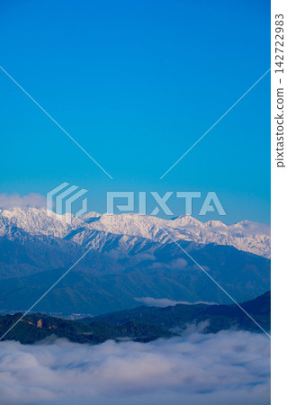 [Sea of Clouds Material] Autumn view of the snow-capped Northern Alps and sea of clouds from Mt. Nagamine [Nagano Prefecture] 142722983