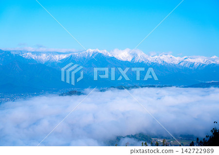 【雲海素材】從長峰山眺望白雪皚皚的北阿爾卑斯山脈和雲海的秋景【長野縣】 【雲海素材】從長峰山眺望白雪皚皚的北阿爾卑斯山脈和雲海的秋景【長野縣】 142722989