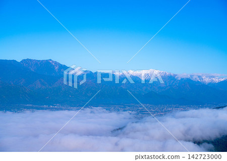 【雲海素材】從長峰山眺望白雪皚皚的北阿爾卑斯山脈和雲海的秋景【長野縣】 【雲海素材】從長峰山眺望白雪皚皚的北阿爾卑斯山脈和雲海的秋景【長野縣】 142723000