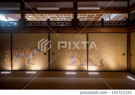 Tiger mural paint on sliding doors, Kurodani Komyoji temple, Kyoto 142723191