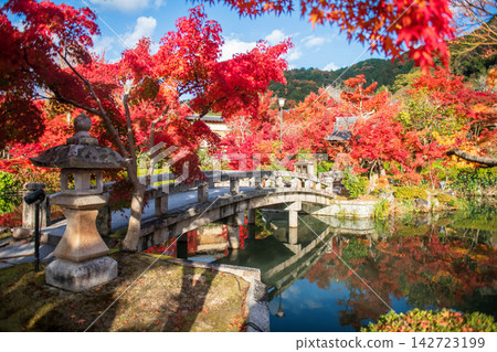 Ei-kando autumn garden with bridge and shrine in autumn, Kyoto Ei-kando autumn garden with bridge and shrine in autumn, Kyoto 142723199