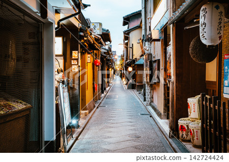 Kyoto: Pontocho at dawn Kyoto: Pontocho at dawn 142724424