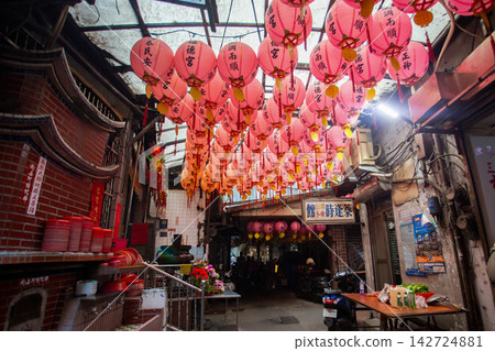 台灣基隆的一條街道,兩旁掛滿了紅燈籠。 台灣基隆的一條街道,兩旁掛滿了紅燈籠。 142724881