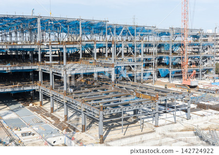 大型建築鋼結構框架組裝的建築工地。 大型建築鋼結構框架組裝的建築工地。 142724922