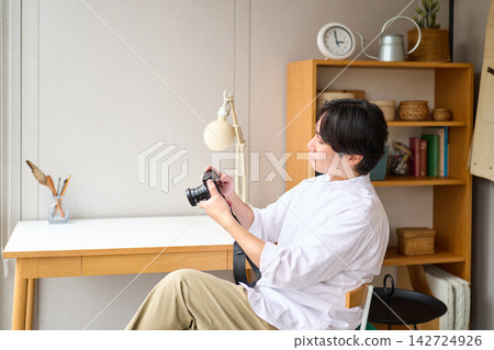 一位熱愛攝影的男士 一位熱愛攝影的男士 142724926