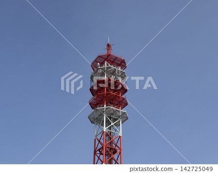 無線電塔聳立在藍藍的天空 無線電塔聳立在藍藍的天空 142725049