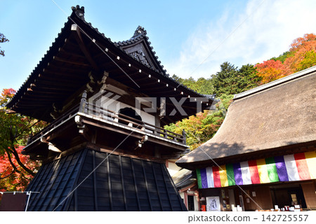 榮源寺的鐘樓,被秋葉環繞。 榮源寺的鐘樓,被秋葉環繞。 142725557