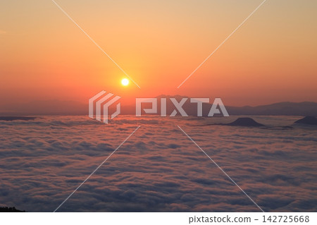 北海道津別峠清晨的雲海 北海道津別峠清晨的雲海 142725668